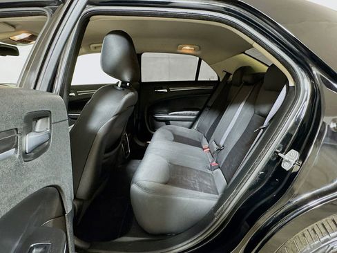 Used 2019 Chrysler 300 Touring w/ Chrome Appearance Package RWD image 21