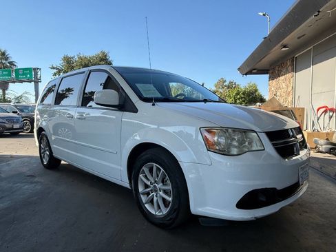 Used 2014 Dodge Grand Caravan SXT image 11