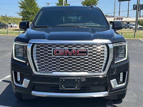 Used 2021 GMC Yukon Denali w/ Denali Premium Package image 11