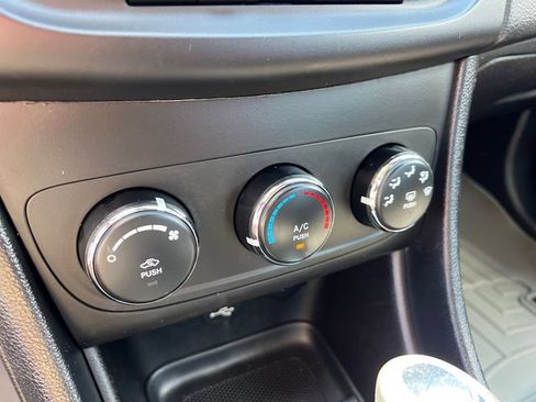 Used 2014 Dodge Avenger SE w/ Sport Appearance Group FWD image 17