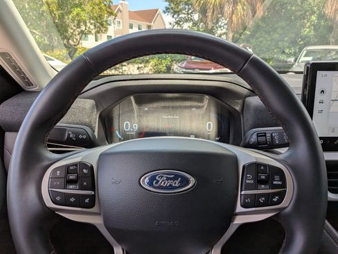 Used 2025 Ford Explorer Active RWD image 27