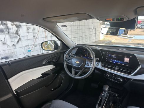 Used 2025 Chevrolet Trax LT image 32