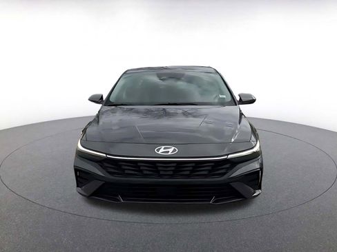 Used 2025 Hyundai Elantra Limited image 4