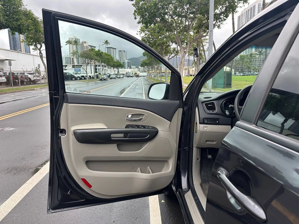 Used 2021 Kia Sedona LX FWD image 14