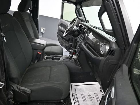 Used 2019 Jeep Wrangler Unlimited Sahara w/ Cold Weather Group AWD/4WD image 15