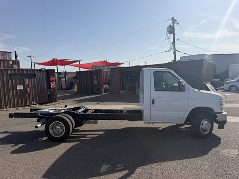 Used 2024 Ford E-450 and Econoline 450 Super Duty w/ Driver's Safety Package RWD image 2
