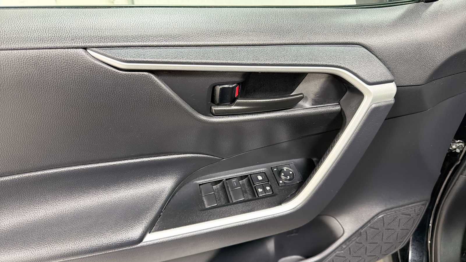 Certified 2025 Toyota RAV4 LE AWD/4WD image 15