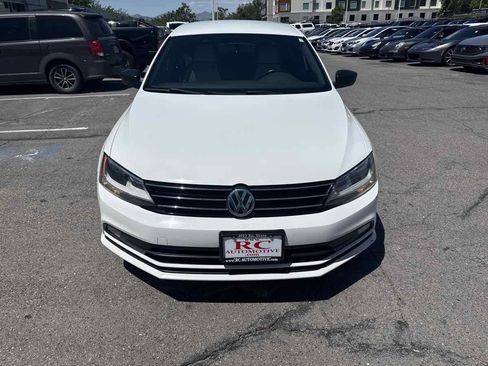 Used 2016 Volkswagen Jetta Sport FWD image 3