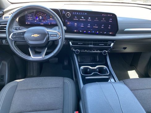 Used 2024 Chevrolet Traverse LT FWD image 4