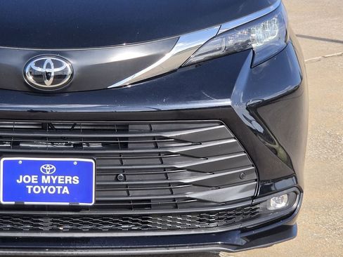 Used 2026 Toyota Sienna XLE FWD image 4