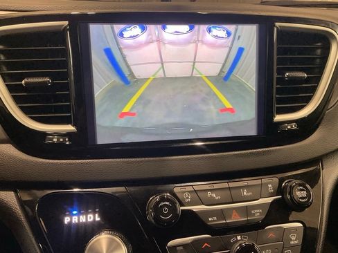 Used 2025 Chrysler Pacifica Select FWD image 18