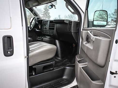 Used 2022 GMC Savana 2500 image 15