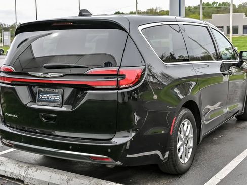 Used 2023 Chrysler Pacifica Touring-L FWD image 10