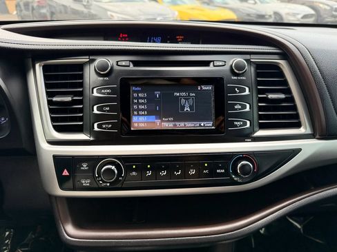 Used 2019 Toyota Highlander LE AWD/4WD image 31