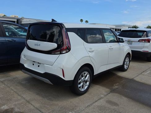 Used 2025 Kia Soul LX w/ LX Technology Package FWD image 4