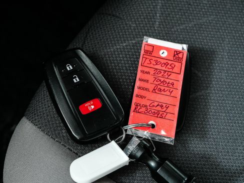Used 2024 Toyota RAV4 XLE FWD image 36