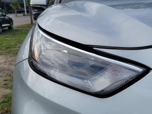 Used 2020 Toyota Highlander LE AWD/4WD image 2