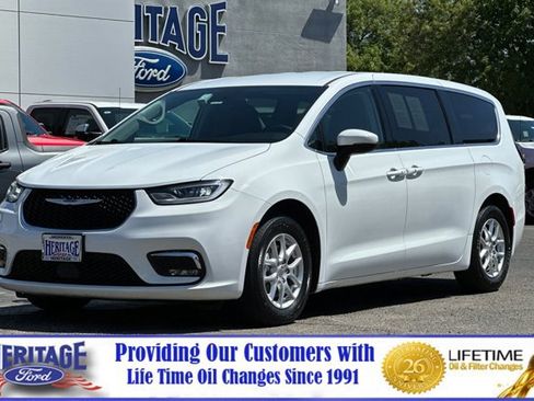 Used 2023 Chrysler Pacifica Touring-L image 8