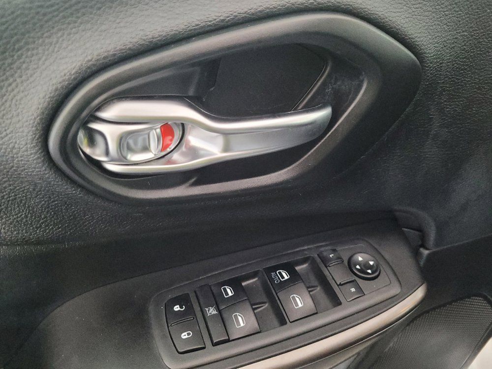 Used 2019 Jeep Cherokee Latitude w/ Popular Appearance Group FWD image 27