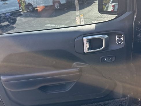 Used 2018 Jeep Wrangler Unlimited Sport S image 24