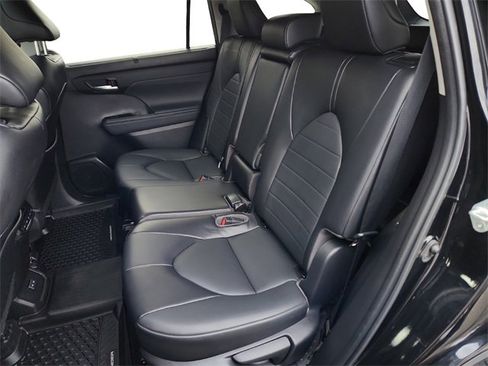 Used 2022 Toyota Highlander XLE image 24