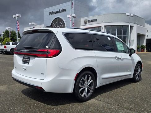 New 2026 Chrysler Pacifica Pinnacle image 4