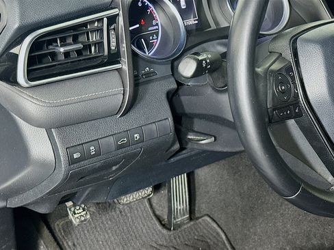 Used 2018 Toyota Camry SE w/ Moonroof Package image 16