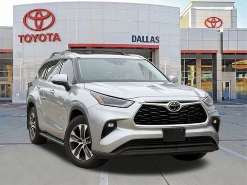 Used 2021 Toyota Highlander XLE AWD/4WD image 1
