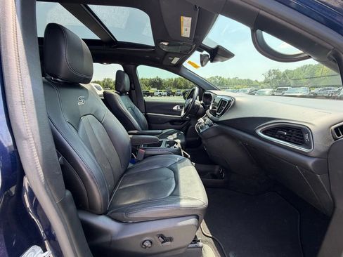 Used 2018 Chrysler Pacifica Touring-L Plus w/ Advanced Safetytec Group FWD image 13