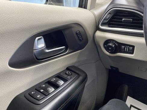 Certified 2020 Chrysler Pacifica Touring-L image 24