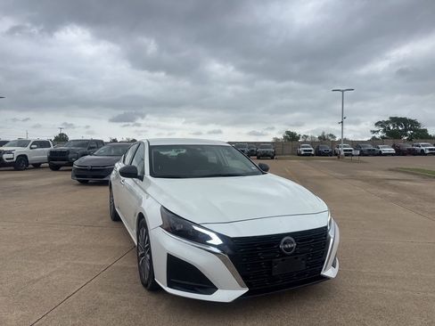 Certified 2025 Nissan Altima 2.5 SV image 2