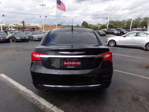 Used 2011 Chrysler 200 Limited FWD image 3