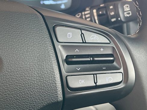 Certified 2025 Hyundai Venue SEL image 32