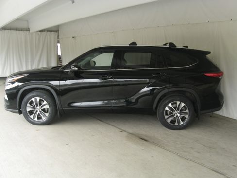 Used 2022 Toyota Highlander XLE image 28