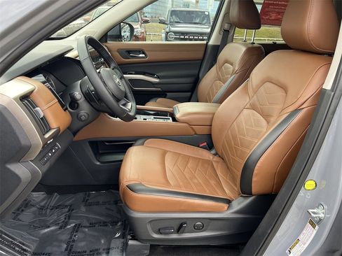 Certified 2023 Nissan Pathfinder Platinum w/ Cargo Package image 18