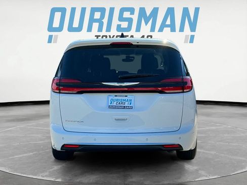 Used 2024 Chrysler Pacifica Touring-L FWD image 6