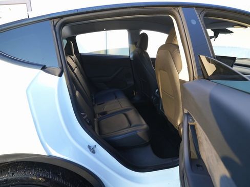 Used 2021 Tesla Model Y Long Range image 33