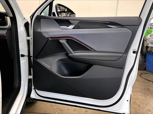 Used 2025 Volkswagen Tiguan SE image 25