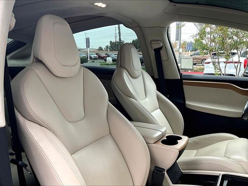 Used 2018 Tesla Model X 75D image 7