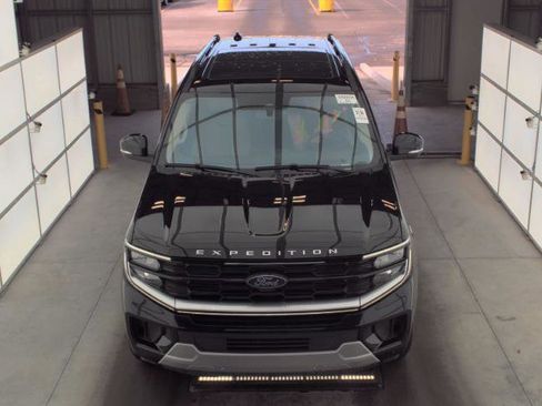 Used 2025 Ford Expedition Platinum image 13
