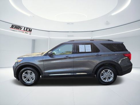 Used 2022 Ford Explorer XLT image 3
