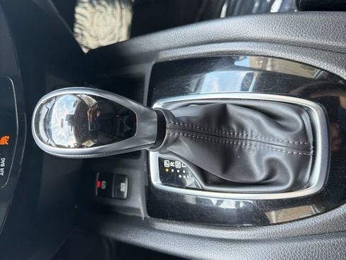 Used 2019 Nissan Rogue SV w/ Premium Package FWD image 14