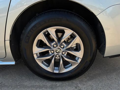 Used 2025 Toyota Sienna XLE FWD image 9