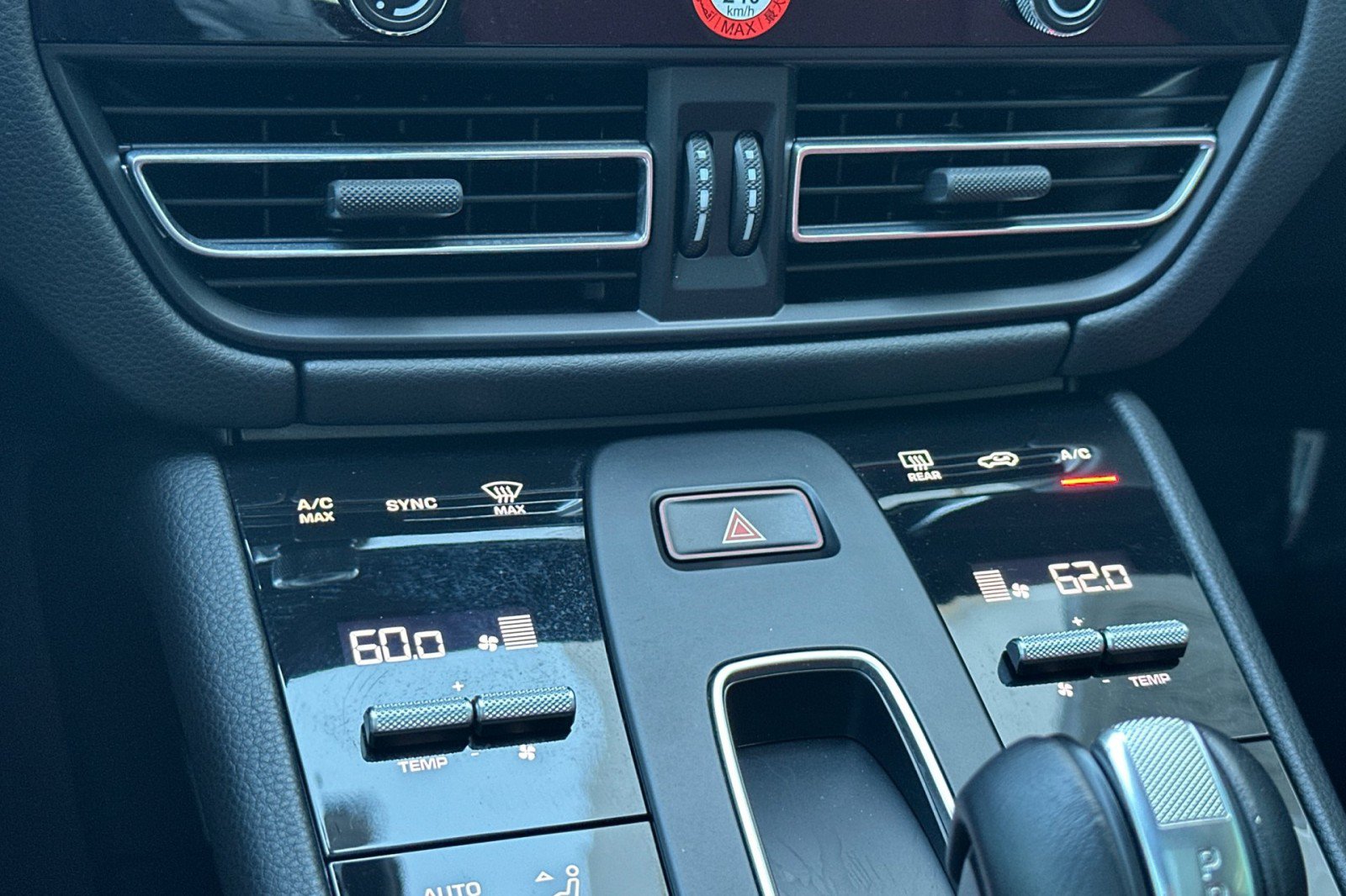Certified 2024 Porsche Macan AWD/4WD image 21
