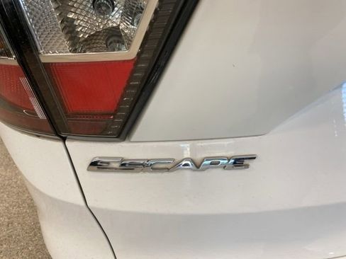 Used 2018 Ford Escape SE w/ SE Sport Appearance Package FWD image 8
