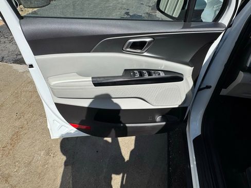 Used 2022 Kia Carnival LX image 10