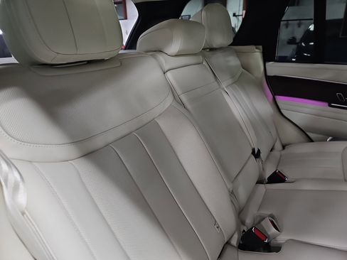 Used 2025 Land Rover Range Rover SE image 12