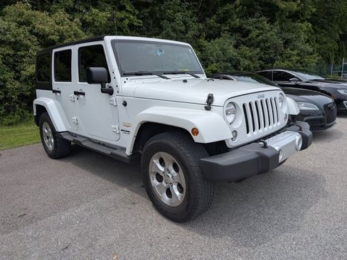 Used 2015 Jeep Wrangler Unlimited Sahara w/ Connectivity Group AWD/4WD image 3