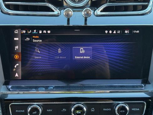 Used 2022 Bentley Bentayga AWD/4WD image 29