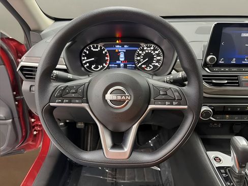 Used 2025 Nissan Altima 2.5 SV FWD image 19